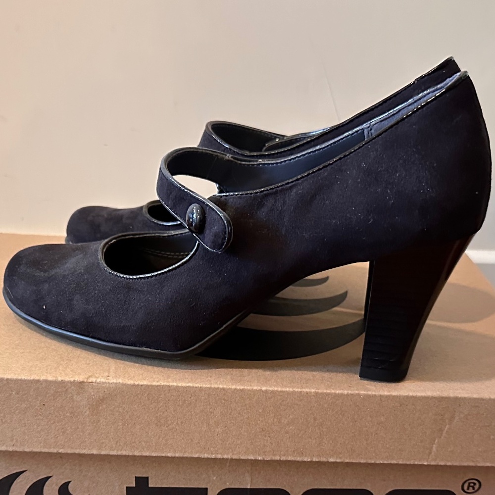 Aerosoles Heelrest Mary Jane black Suede pump US size 8.5